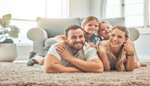 Famiglia sorridente in posa per la foto