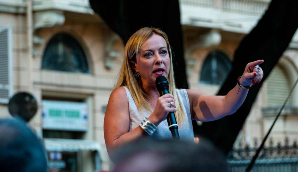 Giorgia Meloni parla in piazza