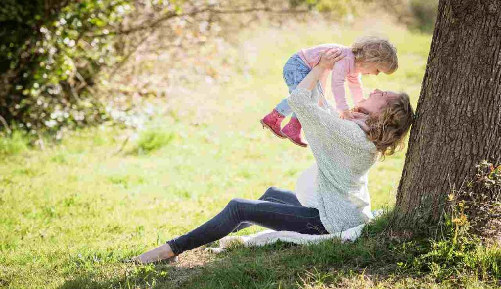 Mamma e figlia che si divertono al parco