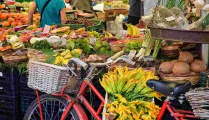 Mercato con frutta e verdura