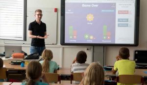 Insegnante in aula con dei bambini