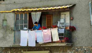 panni stesi sul balcone