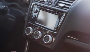 Radio in auto (Pixabay foto)