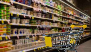 Carrello con scaffali di un supermercato