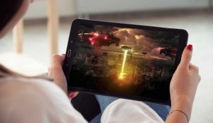 Ragazza che guarda un film di fantascienza sul tablet