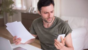 Uomo preoccupato che guarda il telefono