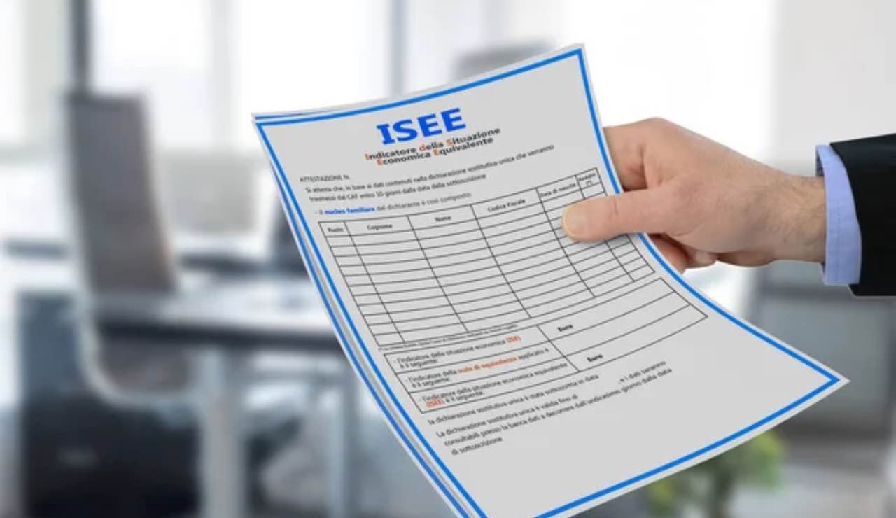 ISEE 2025, se lo abbassi ti riempiono di Bonus | Per farlo c’è un trucchetto: è legale al 100%