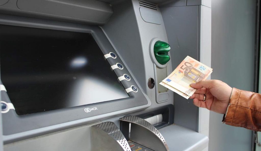 Donna preleva dei contanti all'ATM