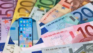 banconote in euro con telefonino