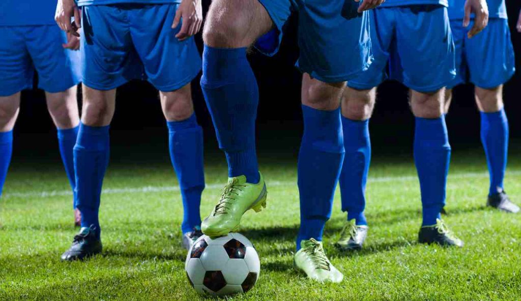 calciatori con pallone da calcio vestiti d'azzurro