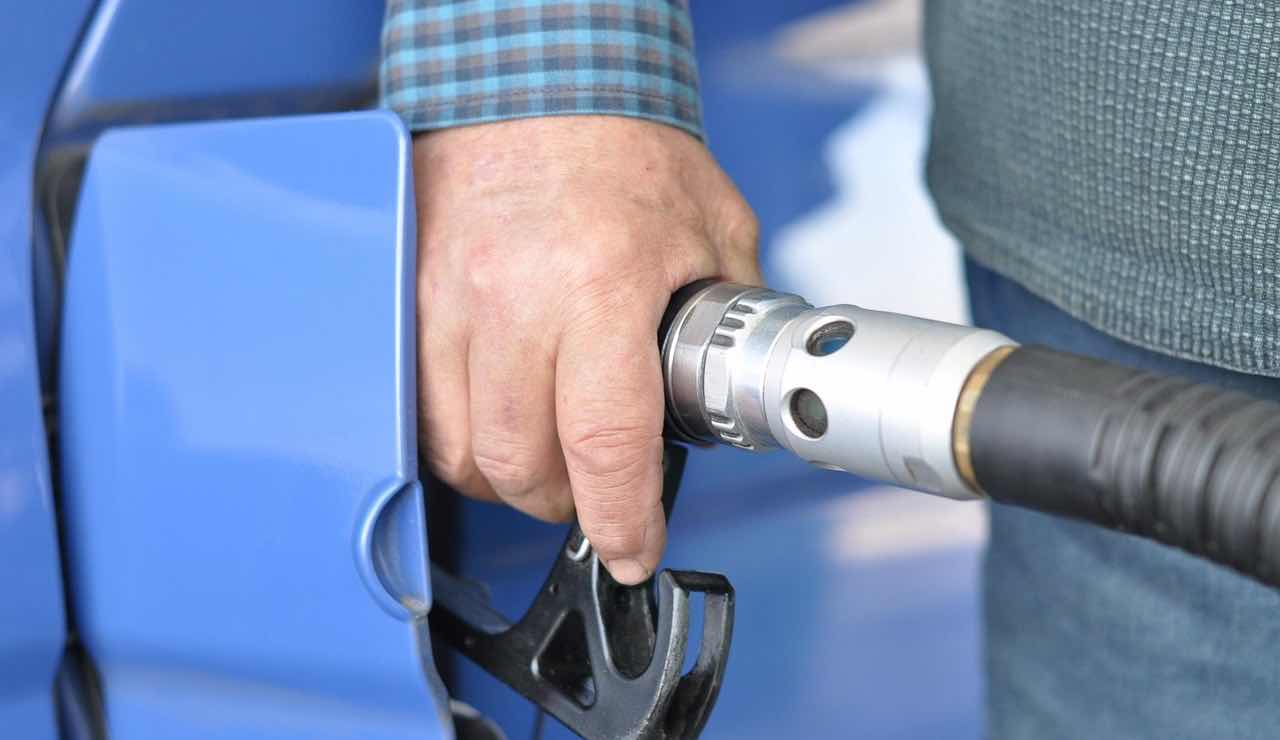 Truffa carburante, non rifornirti mai più al self-service | Conto svuotato in 20 secondi: te ne accorgi solo quando torni a casa