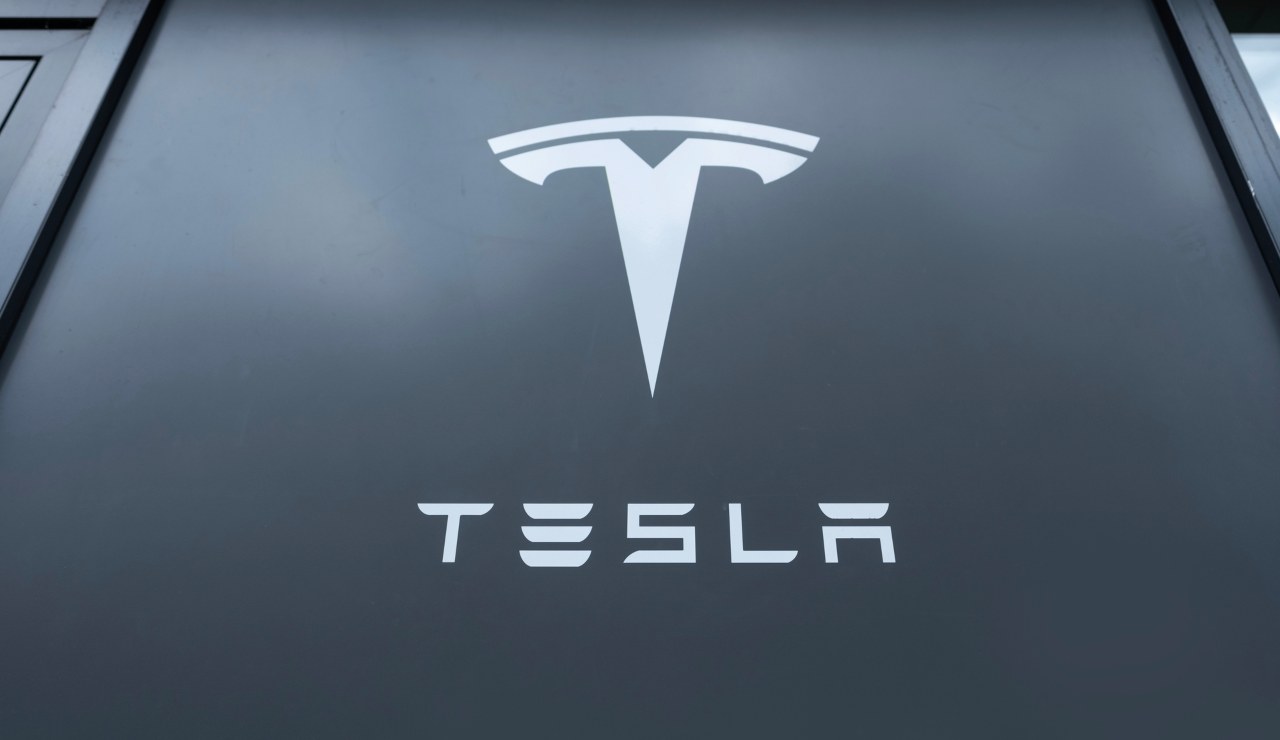 Tesla crolla: -130 miliardi in un giorno, vendite a picco in Cina